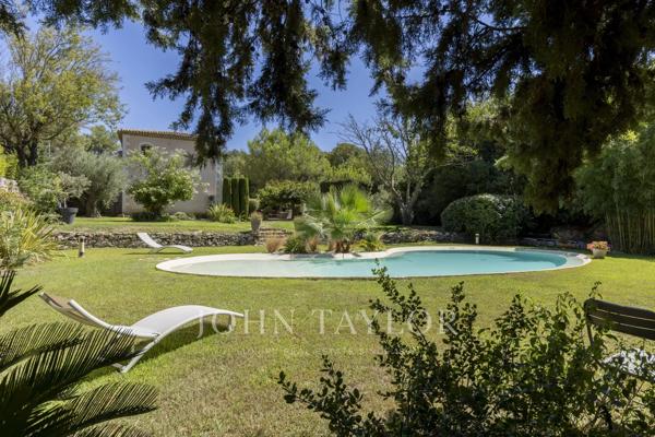 Sanary-sur-Mer – Bastide provençale avec piscine sur 4 099 m² de parc paysager