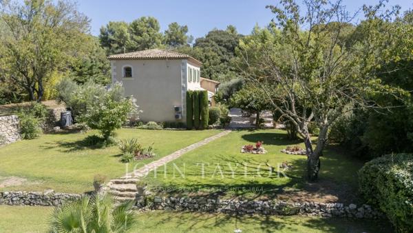 Sanary-sur-Mer – Bastide provençale avec piscine sur 4 099 m² de parc paysager