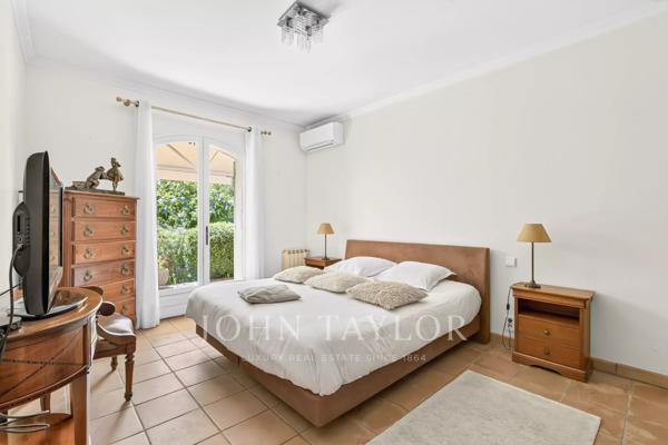 Sanary-sur-Mer – Bastide provençale avec piscine sur 4 099 m² de parc paysager