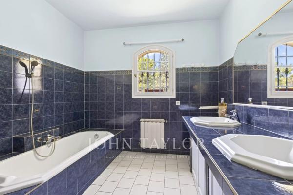 Sanary-sur-Mer – Bastide provençale avec piscine sur 4 099 m² de parc paysager
