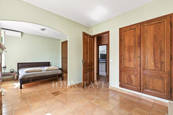 Sanary-sur-Mer – Bastide provençale avec piscine sur 4 099 m² de parc paysager