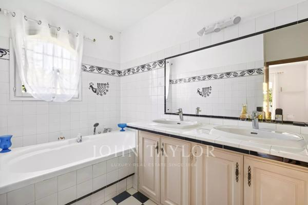 Sanary-sur-Mer – Bastide provençale avec piscine sur 4 099 m² de parc paysager