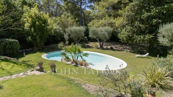 Sanary-sur-Mer – Bastide provençale avec piscine sur 4 099 m² de parc paysager