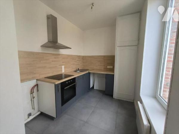 Cet appartement se situe au premier étage de cette résidence au centre ville de Louviers. Il se...