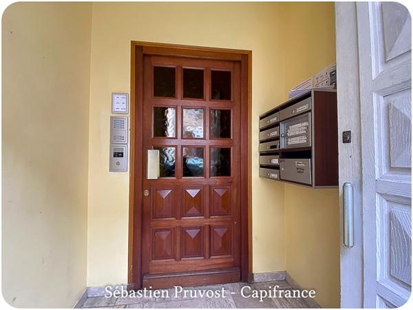 Immeuble de rapport à vendre PERIGUEUX proche Tourny (24), un F3, deux F2, deux studios et un bureau.