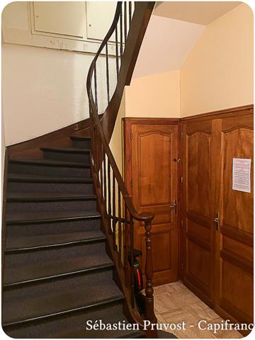 Immeuble de rapport à vendre PERIGUEUX proche Tourny (24), un F3, deux F2, deux studios et un bureau.