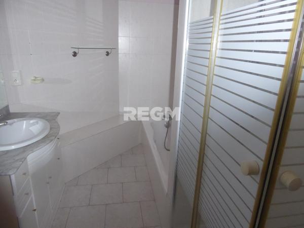 Saint-Séverin (16390) Magnifique ensemble immobilier, comprenant gites, cuisine équipée pour restauration grande salle de restaurant