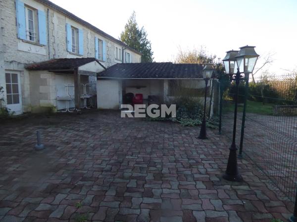 Saint-Séverin (16390) Magnifique ensemble immobilier, comprenant gites, cuisine équipée pour restauration grande salle de restaurant