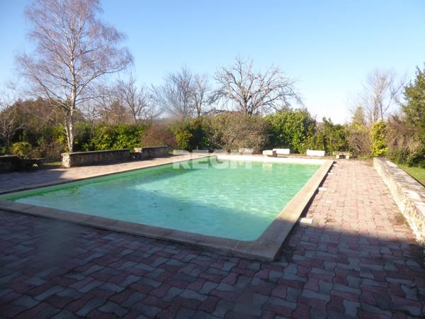 Saint-Séverin (16390) Magnifique ensemble immobilier, comprenant gites, cuisine équipée pour restauration grande salle de restaurant