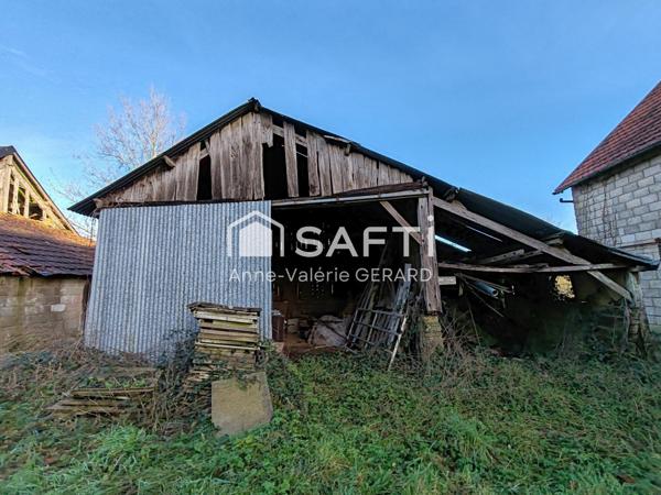 Ancien corps de ferme à rénover avec 2.7 hectares
