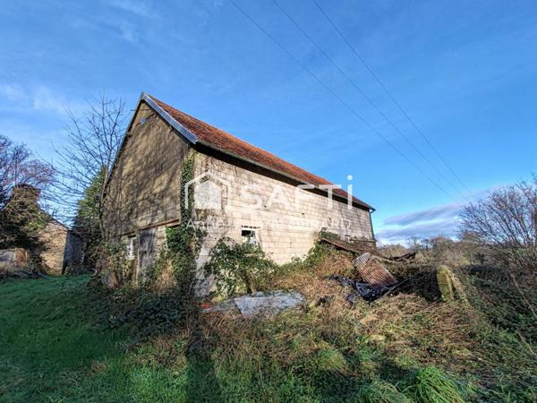 Ancien corps de ferme à rénover avec 2.7 hectares