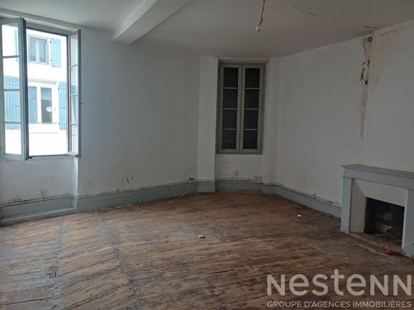 Immeuble à réhabiliter à vendre en plein centre de Saujon sur 260 m² de plancher.