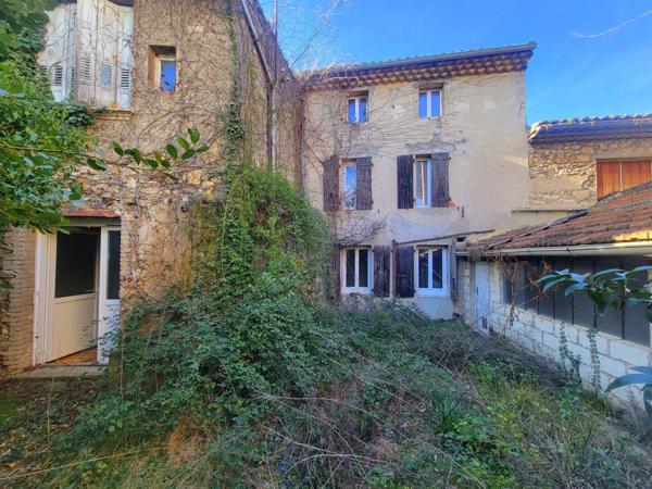 Ensemble immobilier au cœur du village