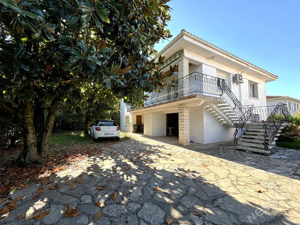LE PASSAGE - Maison sur sous-sol de 135 m² avec 6 pièces principales avec ascenseur, garage, dépendance et jardin autour dans un secteur recherché et calme.