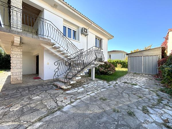 LE PASSAGE - Maison sur sous-sol de 135 m² avec 6 pièces principales avec ascenseur, garage, dépendance et jardin autour dans un secteur recherché et calme.