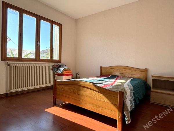 LE PASSAGE - Maison sur sous-sol de 135 m² avec 6 pièces principales avec ascenseur, garage, dépendance et jardin autour dans un secteur recherché et calme.