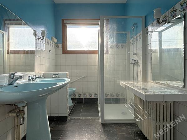 LE PASSAGE - Maison sur sous-sol de 135 m² avec 6 pièces principales avec ascenseur, garage, dépendance et jardin autour dans un secteur recherché et calme.