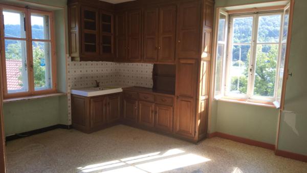 Maison de 1927 SPÉCIAL INVESTISSEUR - 3 logements - 10 pièces - 7 chambres 286 m² Calme et nature . Terrain environ 3500 m² constructible