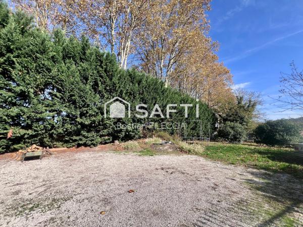 Située au coeur de Carbonne, centre ville à pied