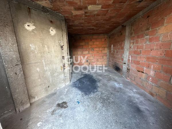 box fermé avec stationnement devant