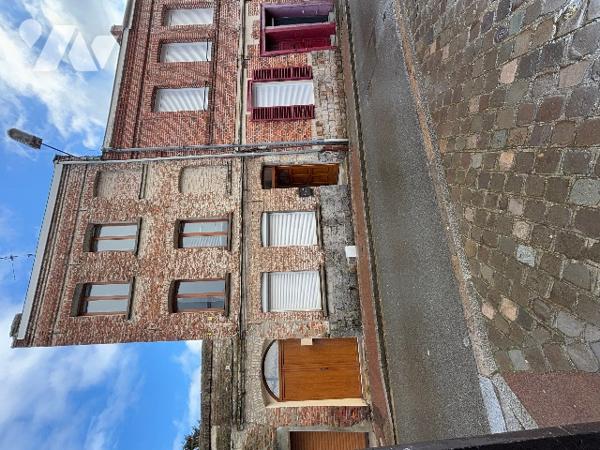 Maison ville s/3 étages - Séjour-salon ; cuisine ; débarras ; WC ; deux salles de bains ; 3 chambres