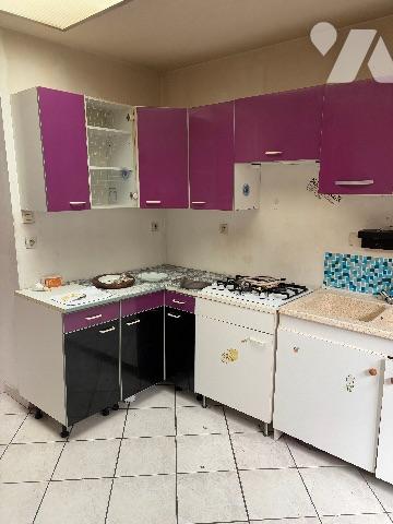 Maison ville s/3 étages - Séjour-salon ; cuisine ; débarras ; WC ; deux salles de bains ; 3 chambres