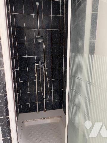 Maison ville s/3 étages - Séjour-salon ; cuisine ; débarras ; WC ; deux salles de bains ; 3 chambres