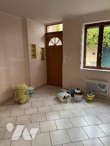 Maison ville s/3 étages - Séjour-salon ; cuisine ; débarras ; WC ; deux salles de bains ; 3 chambres