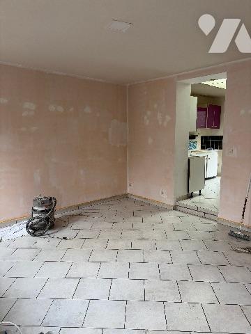 Maison ville s/3 étages - Séjour-salon ; cuisine ; débarras ; WC ; deux salles de bains ; 3 chambres