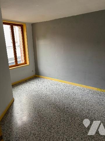 Maison ville s/3 étages - Séjour-salon ; cuisine ; débarras ; WC ; deux salles de bains ; 3 chambres