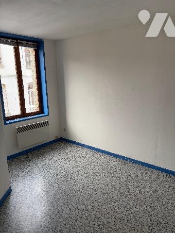 Maison ville s/3 étages - Séjour-salon ; cuisine ; débarras ; WC ; deux salles de bains ; 3 chambres