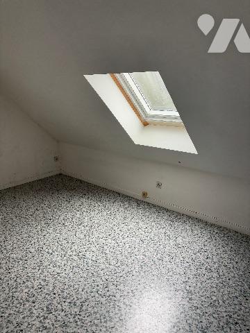 Maison ville s/3 étages - Séjour-salon ; cuisine ; débarras ; WC ; deux salles de bains ; 3 chambres