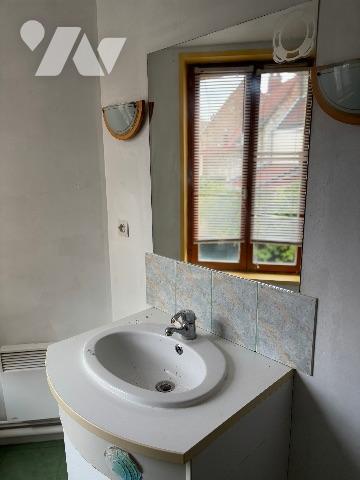 Maison ville s/3 étages - Séjour-salon ; cuisine ; débarras ; WC ; deux salles de bains ; 3 chambres