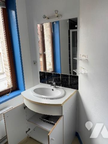 Maison ville s/3 étages - Séjour-salon ; cuisine ; débarras ; WC ; deux salles de bains ; 3 chambres