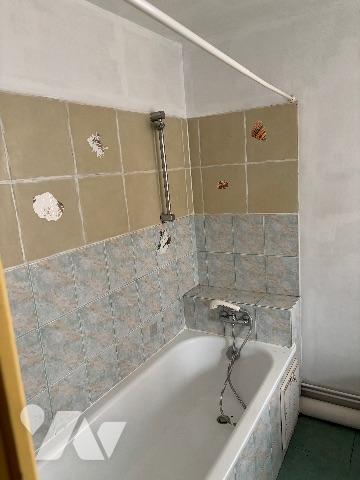 Maison ville s/3 étages - Séjour-salon ; cuisine ; débarras ; WC ; deux salles de bains ; 3 chambres