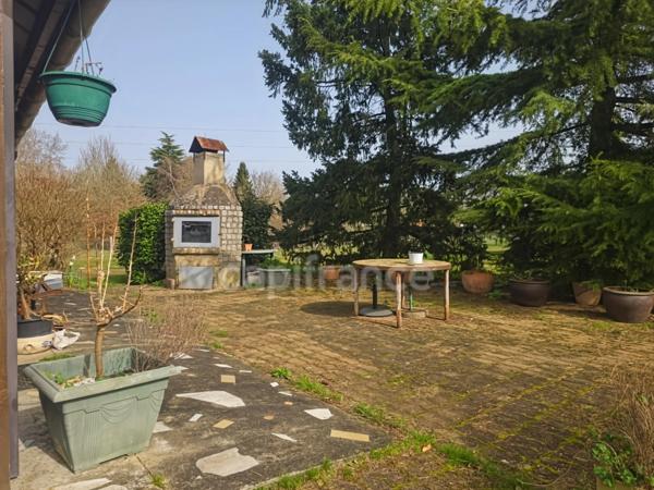 Entre Le Mans et Tours, découvrez ce terrain de loisirs et son chalet au cœur d’un environnement naturel privilégié à Aubigné-Racan