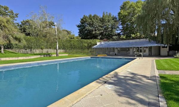 PARLY 2, bel appartement de 4 pièces avec jardin (160 m²), cave et box et accès piscine et tennis