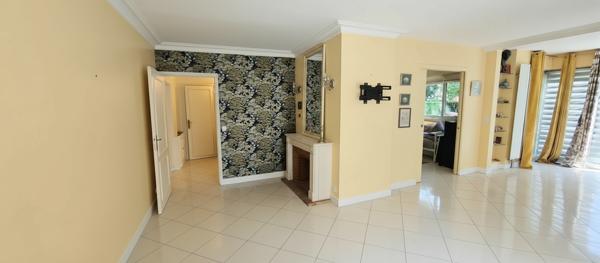 PARLY 2, bel appartement de 4 pièces avec jardin (160 m²), cave et box et accès piscine et tennis