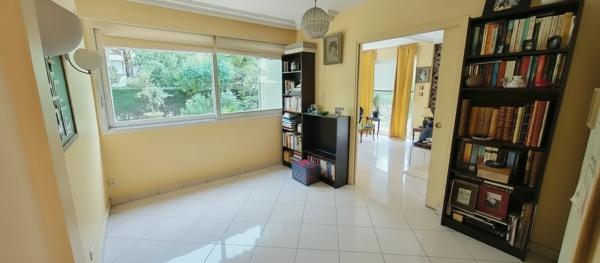 PARLY 2, bel appartement de 4 pièces avec jardin (160 m²), cave et box et accès piscine et tennis