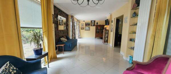 PARLY 2, bel appartement de 4 pièces avec jardin (160 m²), cave et box et accès piscine et tennis
