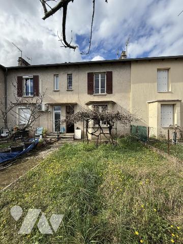 Maison mitoyenne avec jardinet, cave et garage