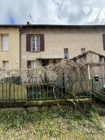 Maison mitoyenne avec jardinet, cave et garage