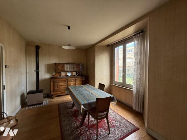 Maison mitoyenne avec jardinet, cave et garage