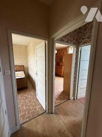 Maison mitoyenne avec jardinet, cave et garage