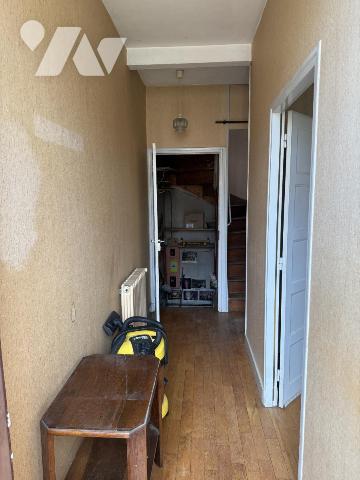 Maison mitoyenne avec jardinet, cave et garage