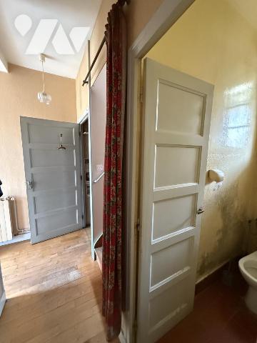 Maison mitoyenne avec jardinet, cave et garage