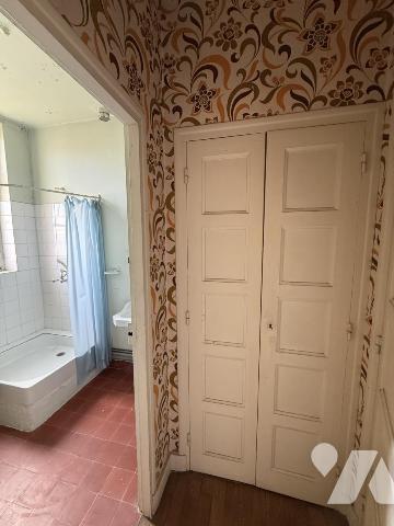 Maison mitoyenne avec jardinet, cave et garage