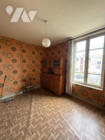 Maison mitoyenne avec jardinet, cave et garage