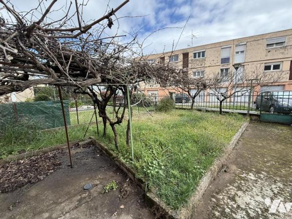Maison mitoyenne avec jardinet, cave et garage