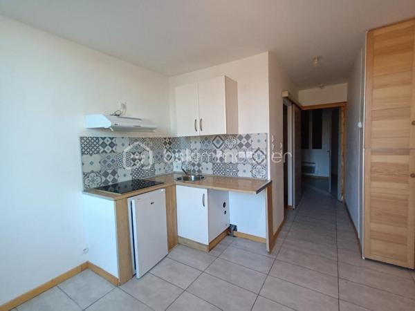 Je vous propose cet immeuble idéalement situé en plein centre-ville, composé de trois appartements, chacun disposant d'un salon cuisine, d'une chambre et d'une salle d'eau. Chaque appartement bénéficie également d'un box privé, offrant ainsi un espace de stockage sécurisé, ainsi qu'une mini cour à partager, parfaite pour profiter de l'extérieur.

L'emplacement central permet de tout faire à pied, rendant cette propriété particulièrement attrayante pour les locataires. Idéal pour les investisseurs, les appartements sont actuellement vide mais les loyers sont habituellement de 390€/mois.

Les charges foncières, incluant la taxe foncière et les ordures ménagères, s'élèvent à 1680 € par an. Les appartements sont équipés de chauffage électrique, et chaque appartement dispose de compteurs d'eau et d'électricité individuels.

Cette opportunité d'investissement présente un bon rendement locatif dans un secteur recherché.

Pour plus d'informations ou pour organiser une visite, n'hésitez pas à me contacter.

Ne manquez pas cette chance d'acquérir un immeuble de rapport dans un emplacement privilégié !